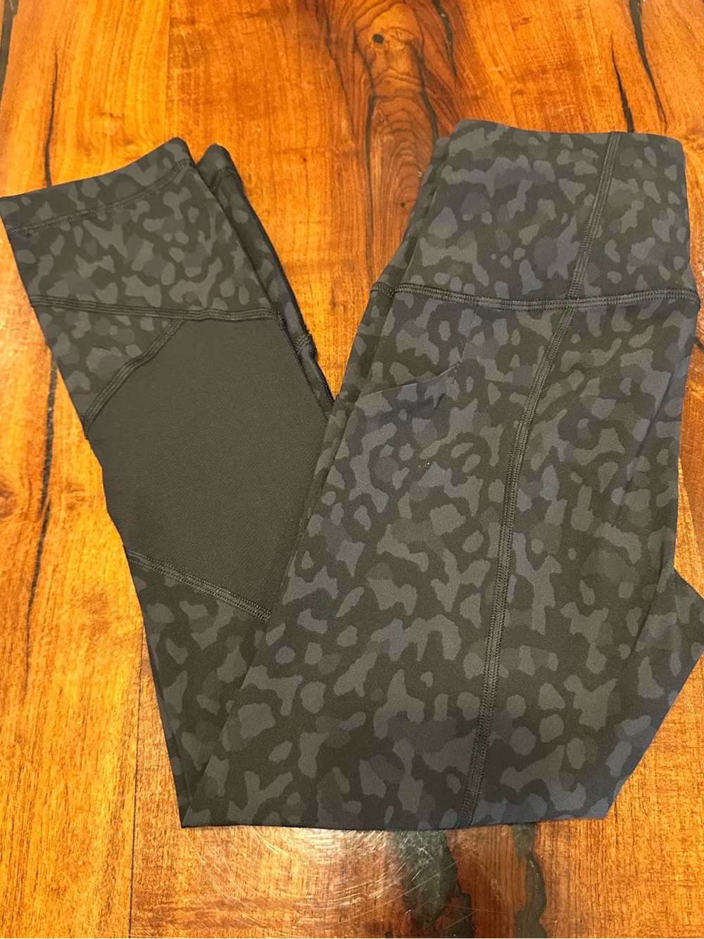 Lululemon Cropped Mesh Panel Leggings
Size 2